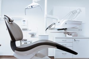 Wyposażenie gabinetu stomatologicznego – o czym nie zapomnieć?