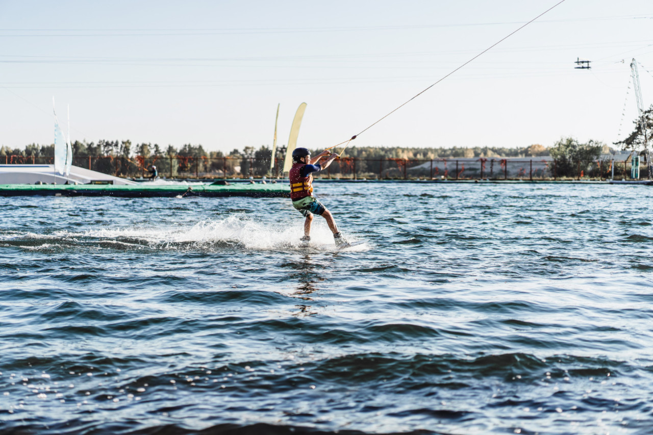 Kitesurfing: Płaska woda kontra fale – co wybrać dla siebie?
