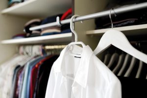 Szafa trzydrzwiowa – jakie wymiary i układ wnętrza zapewniają wygodne przechowywanie?